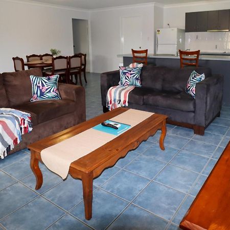 Blk Stays Guest House Deluxe Units Morayfield Стая снимка